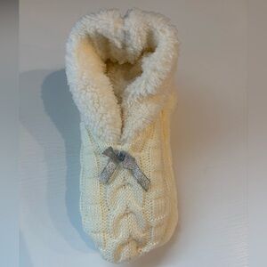 NWT MIXIT women’s ivory knit cozy slip-resistant slipper socks - small/medium